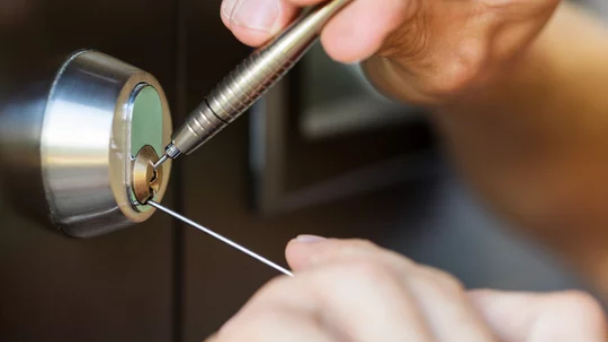 locksmithing image 1 - La Importancia de la Cerrajería en la Seguridad del Hogar: Consejos e Ideas