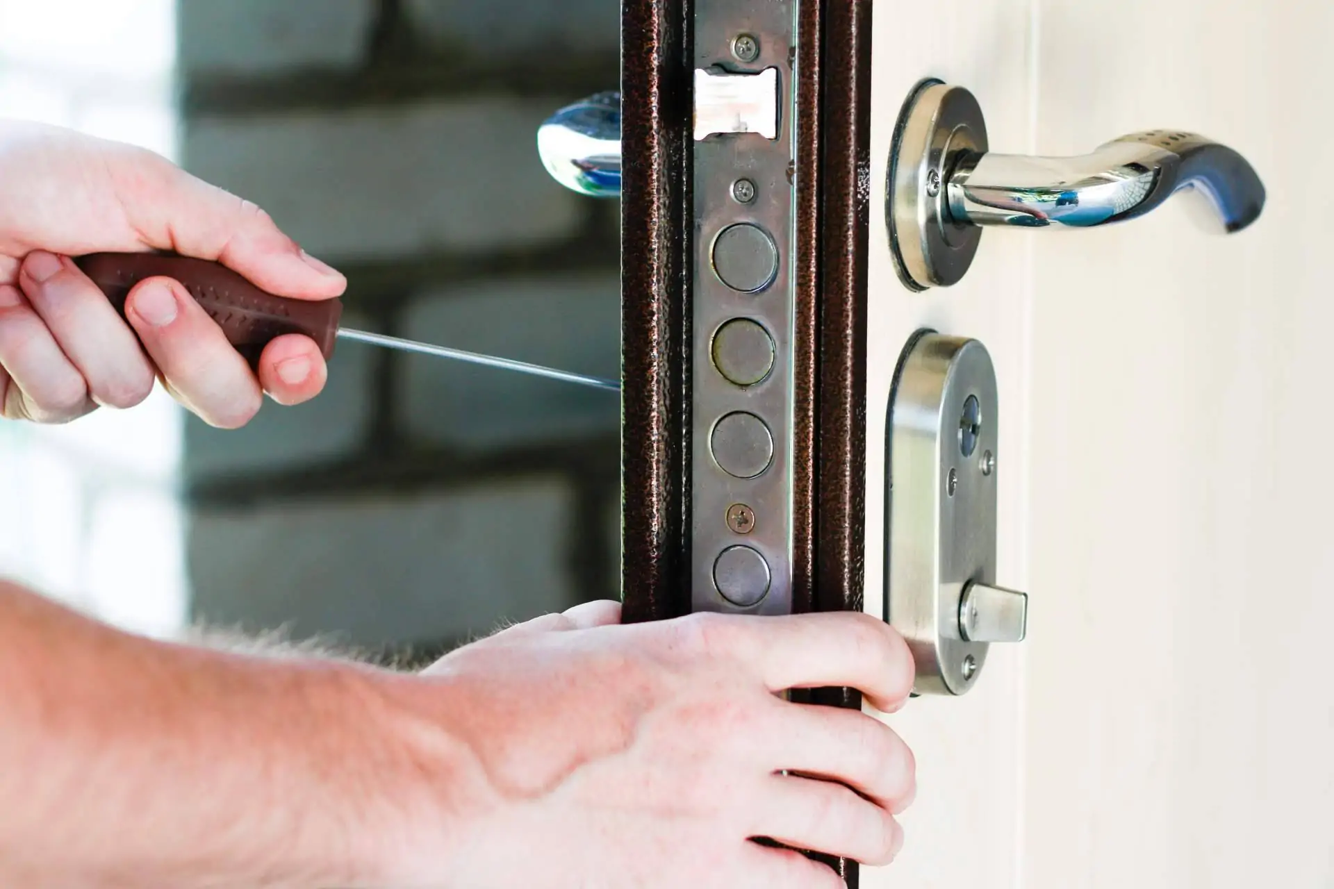 Que servicios de cerrajeria 24 horas son recomendados para persianas - Comparar cerrajeros en Barcelona para aperturas de puertas urgentes